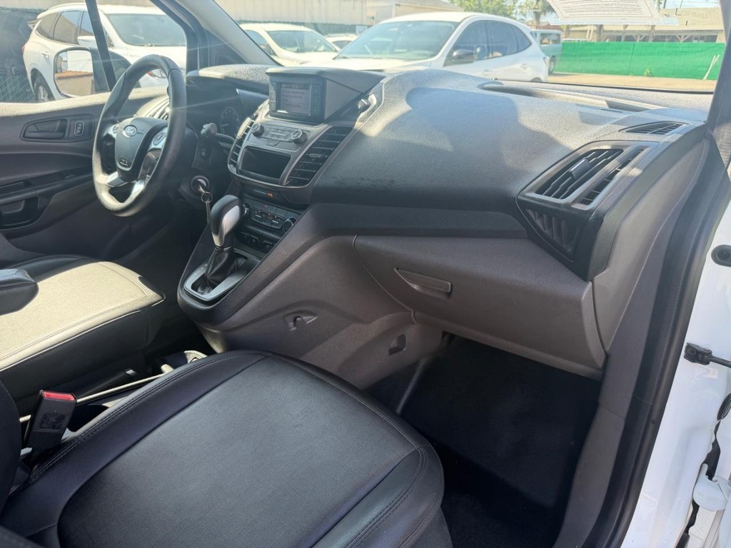 Ford Transit Connect Vehicle Full-screen Gallery Image 30