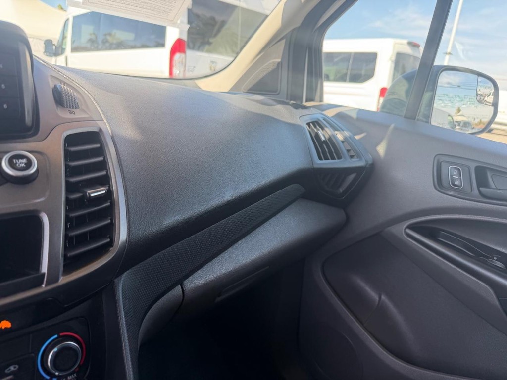 Ford Transit Connect Vehicle Full-screen Gallery Image 36