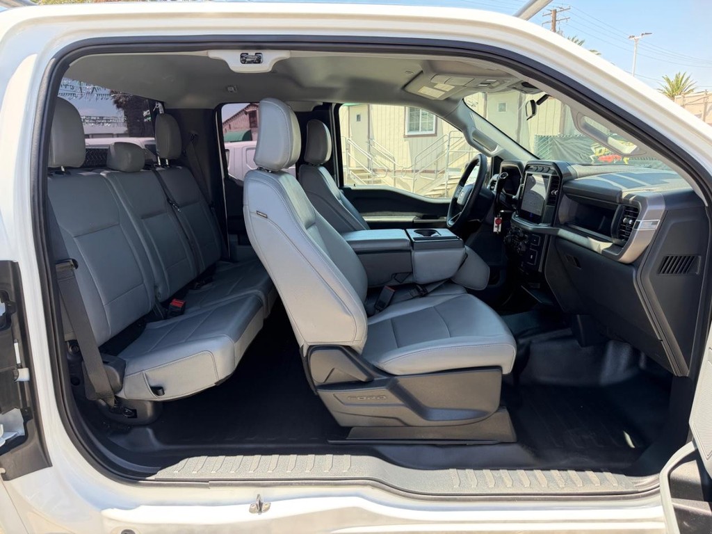 Ford F-150 Vehicle Full-screen Gallery Image 24