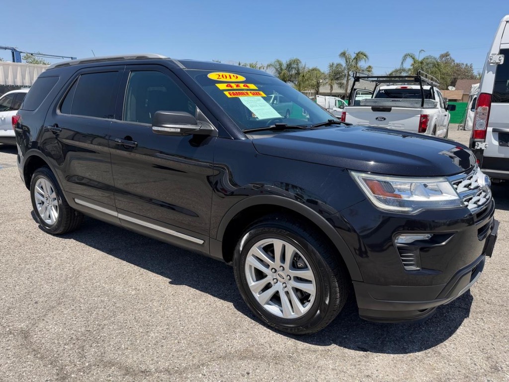 Ford Explorer Vehicle Full-screen Gallery Image 03