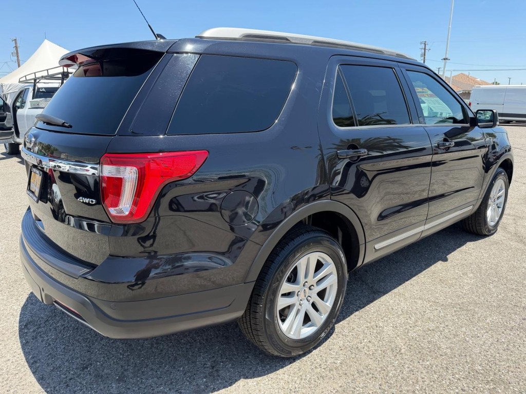 Ford Explorer Vehicle Full-screen Gallery Image 06