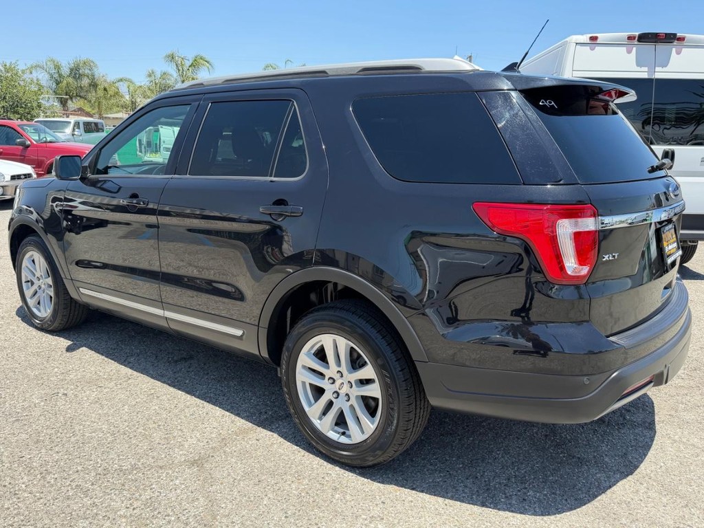 Ford Explorer Vehicle Full-screen Gallery Image 09