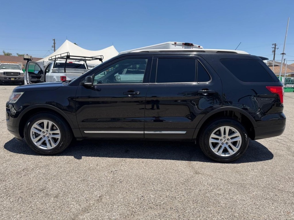 Ford Explorer Vehicle Full-screen Gallery Image 11