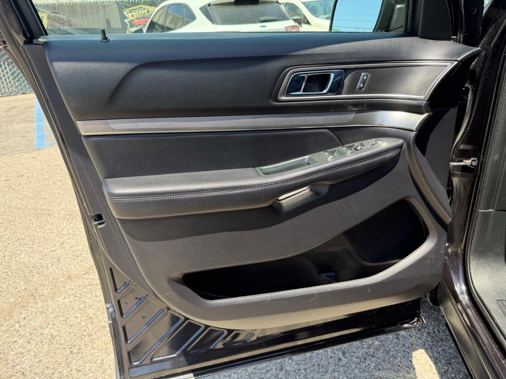Ford Explorer Vehicle Full-screen Gallery Image 15