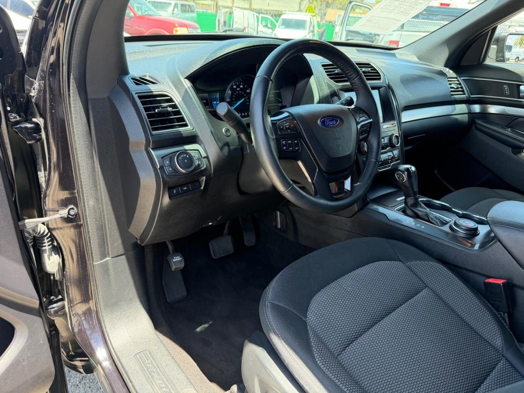 Ford Explorer Vehicle Full-screen Gallery Image 16