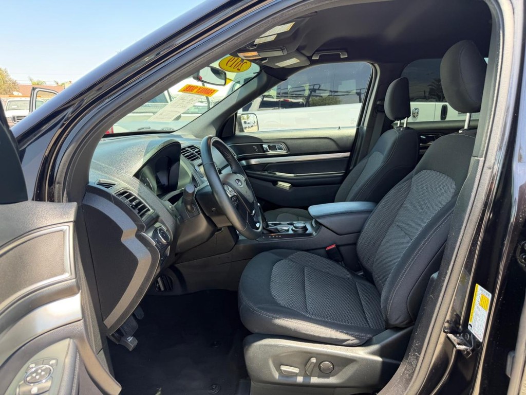 Ford Explorer Vehicle Full-screen Gallery Image 17
