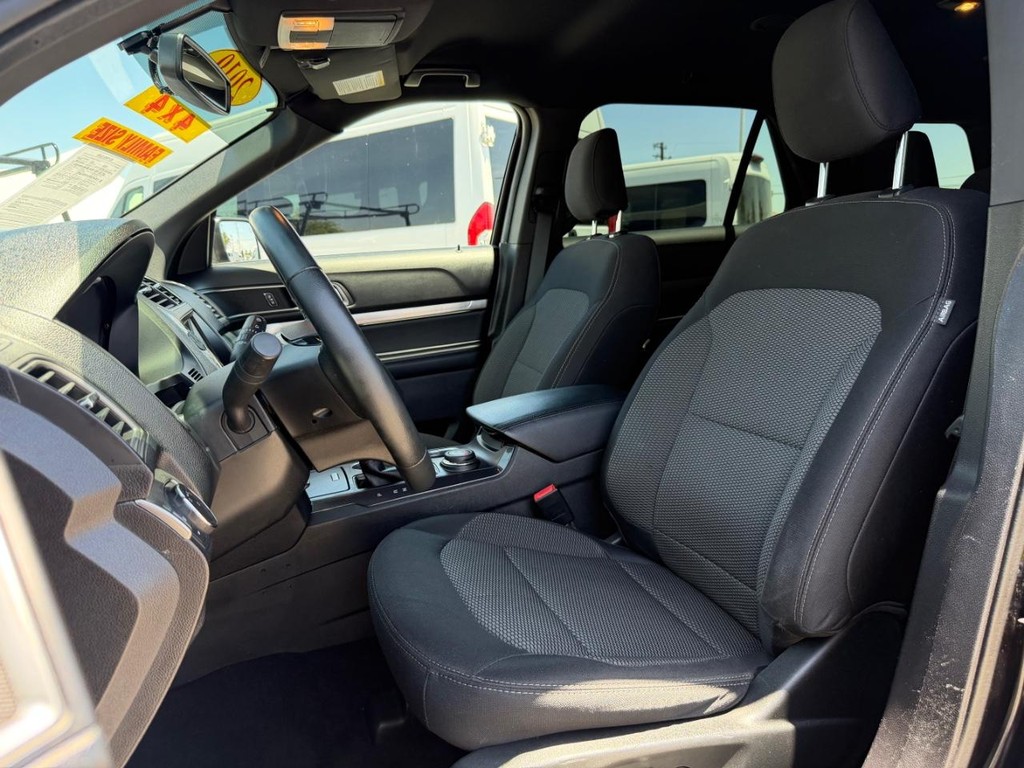 Ford Explorer Vehicle Full-screen Gallery Image 18