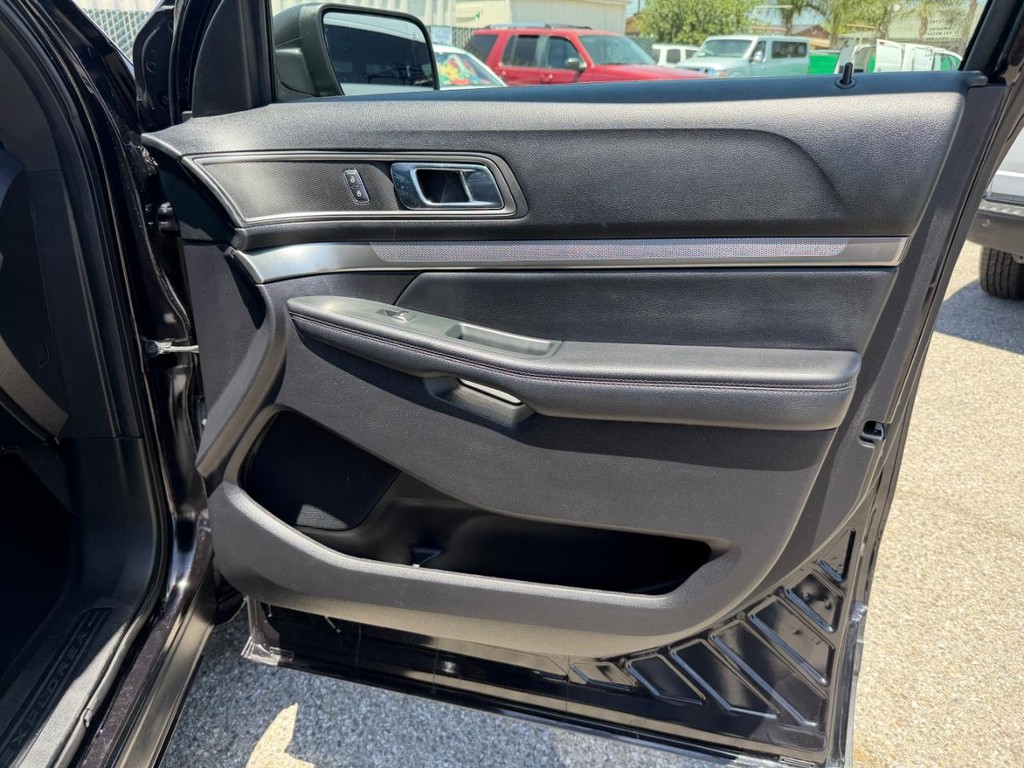 Ford Explorer Vehicle Full-screen Gallery Image 19