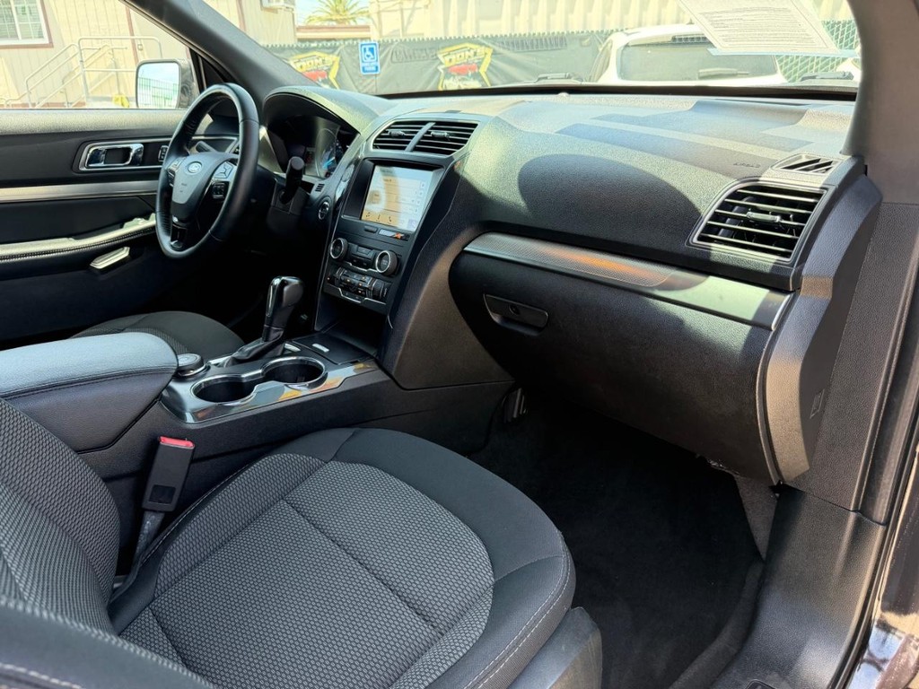 Ford Explorer Vehicle Full-screen Gallery Image 20
