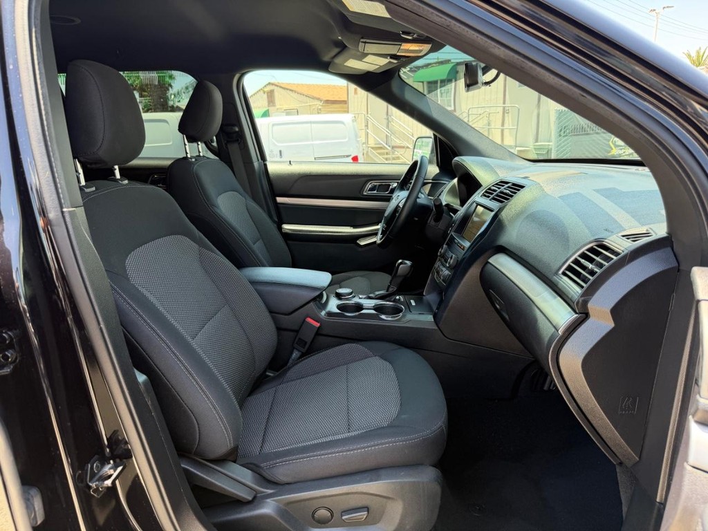 Ford Explorer Vehicle Full-screen Gallery Image 21