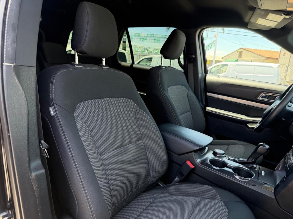Ford Explorer Vehicle Full-screen Gallery Image 22