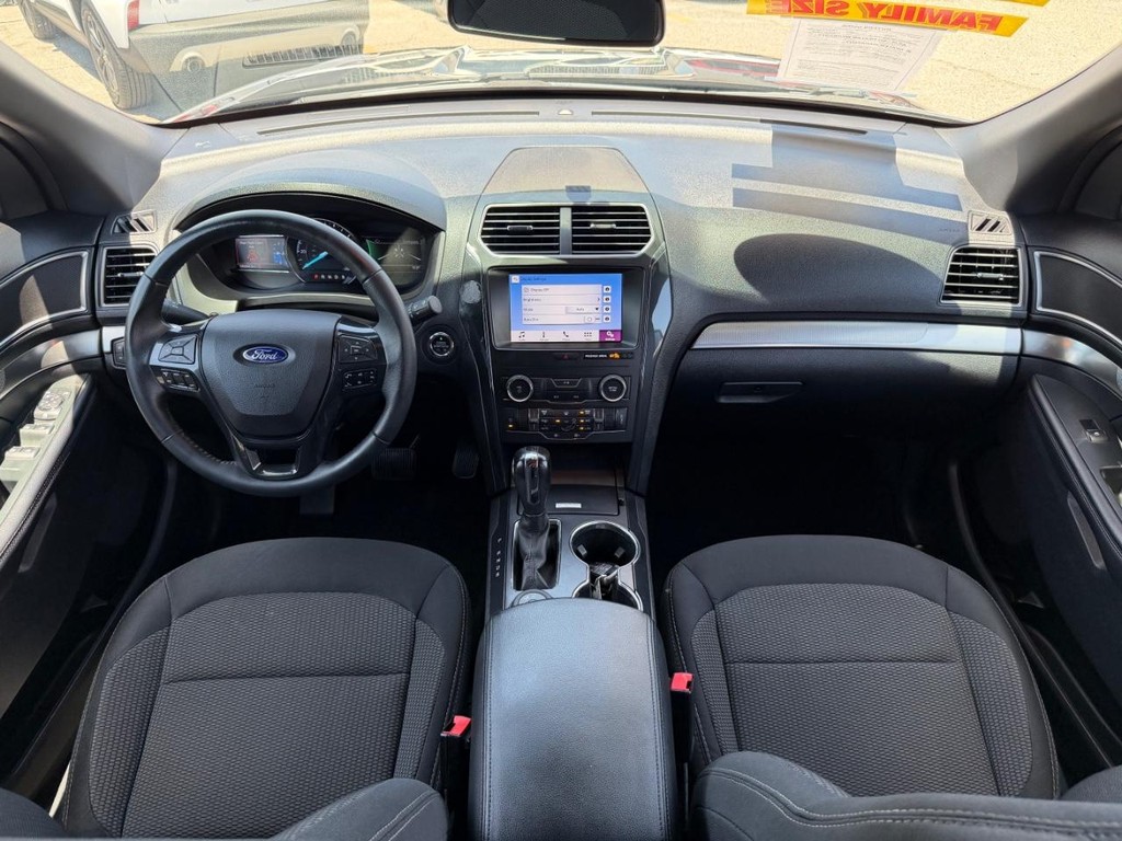 Ford Explorer Vehicle Full-screen Gallery Image 23