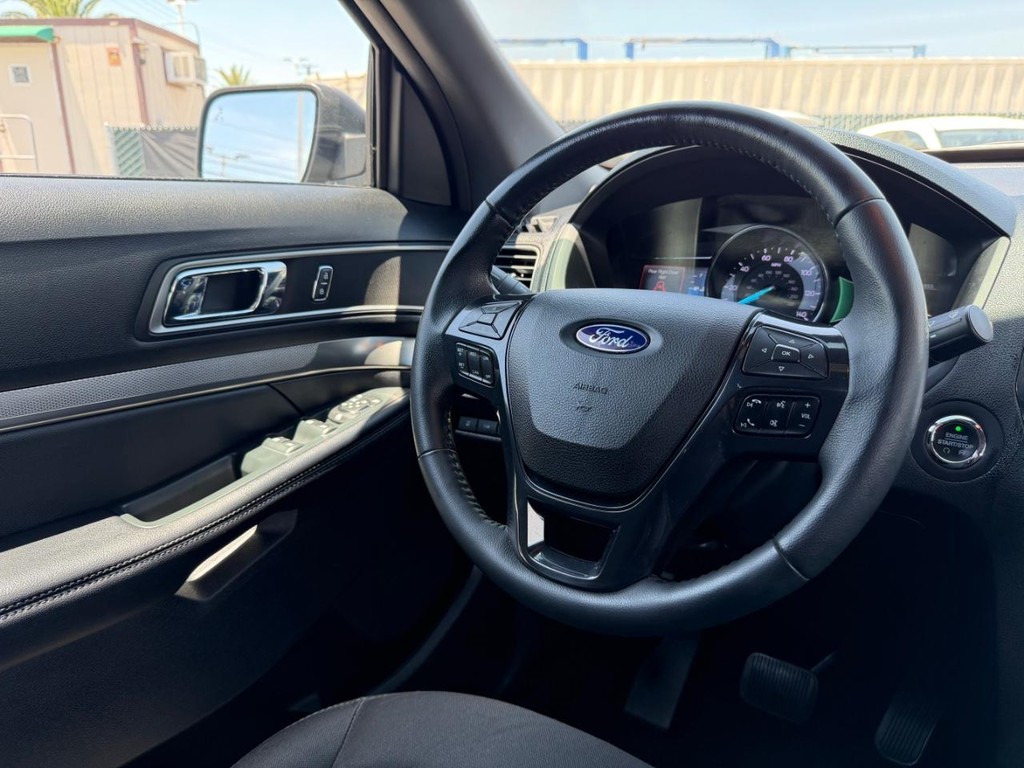 Ford Explorer Vehicle Full-screen Gallery Image 24