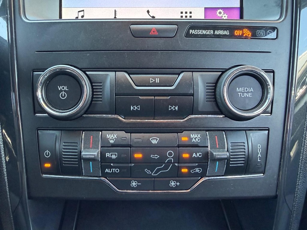 Ford Explorer Vehicle Full-screen Gallery Image 25