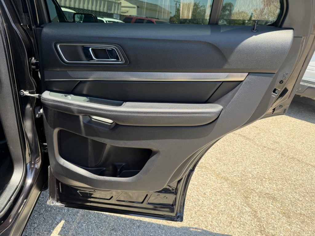 Ford Explorer Vehicle Full-screen Gallery Image 28