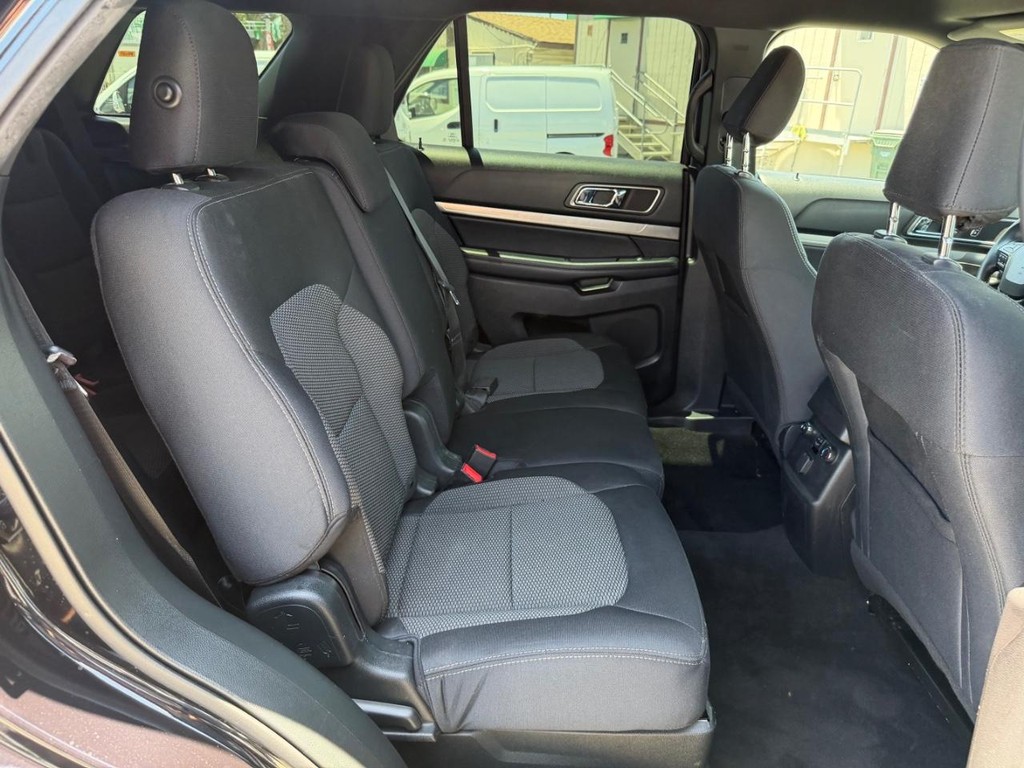 Ford Explorer Vehicle Full-screen Gallery Image 29