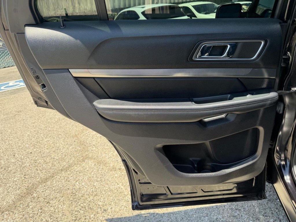 Ford Explorer Vehicle Full-screen Gallery Image 31