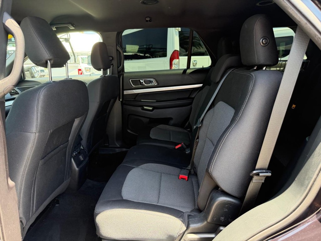Ford Explorer Vehicle Full-screen Gallery Image 32