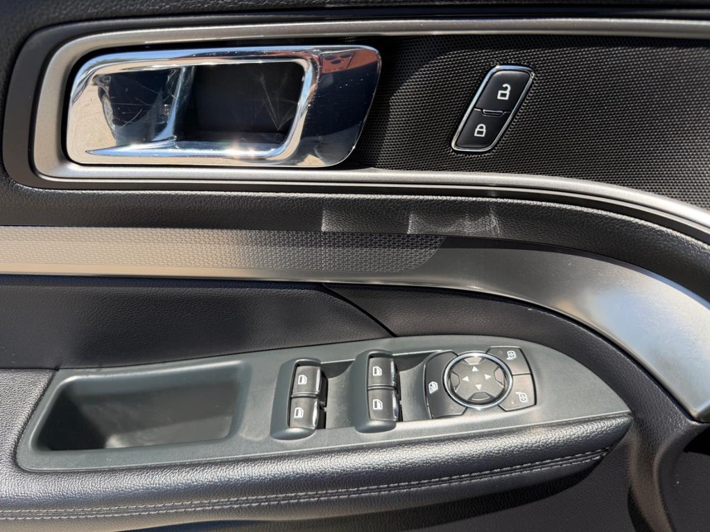 Ford Explorer Vehicle Full-screen Gallery Image 33