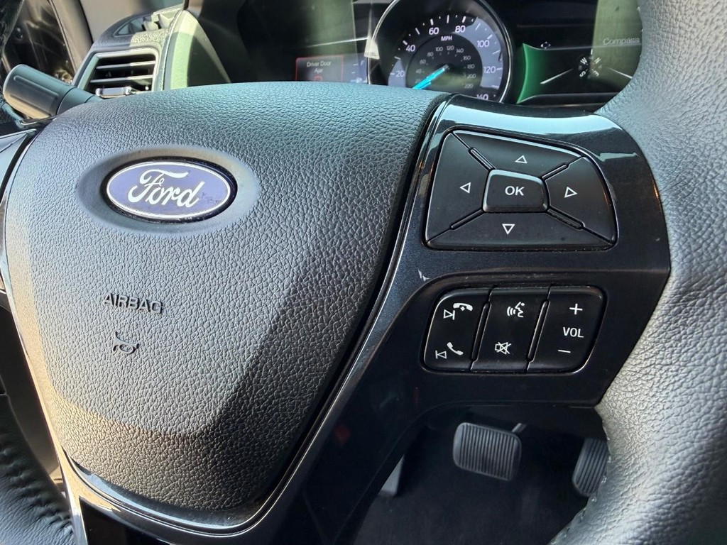 Ford Explorer Vehicle Full-screen Gallery Image 36