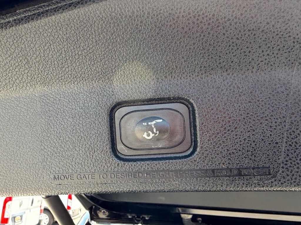 Ford Explorer Vehicle Full-screen Gallery Image 43