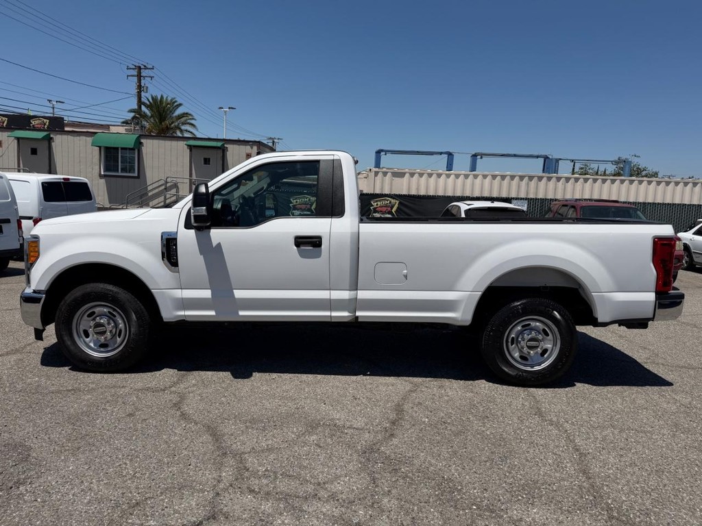 Ford F-250 Vehicle Full-screen Gallery Image 09