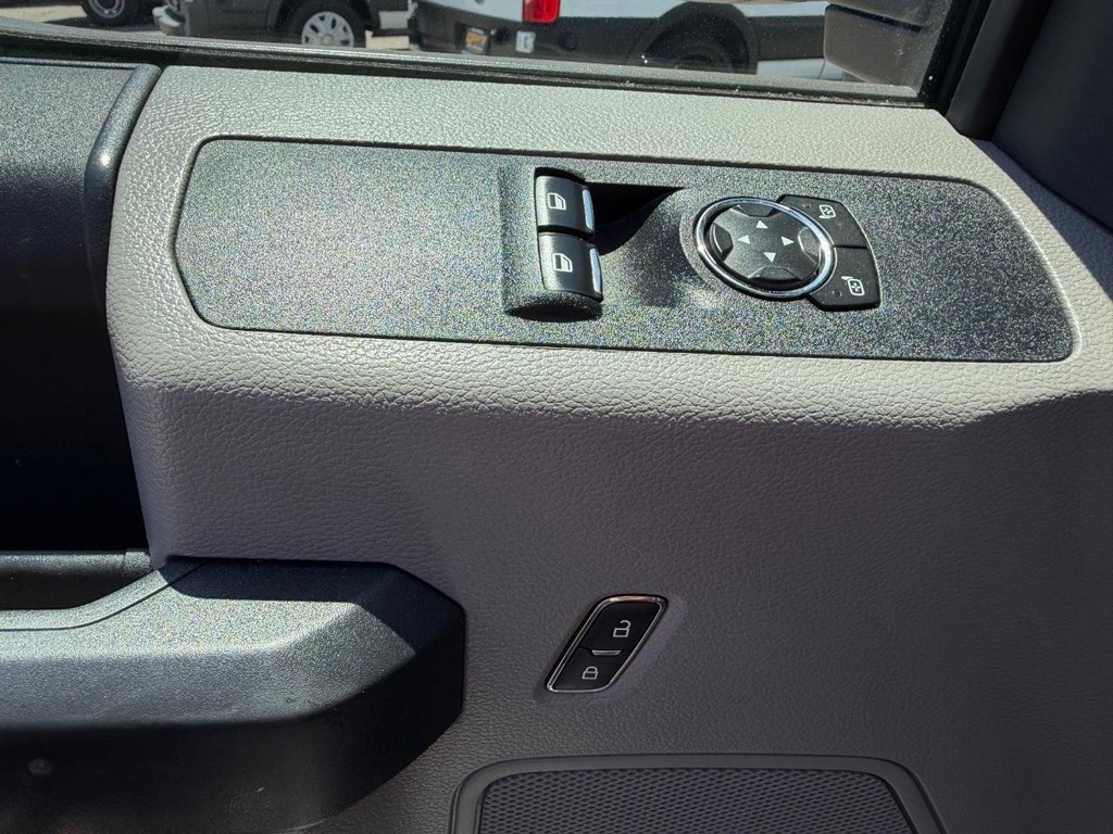 Ford F-250 Vehicle Full-screen Gallery Image 25