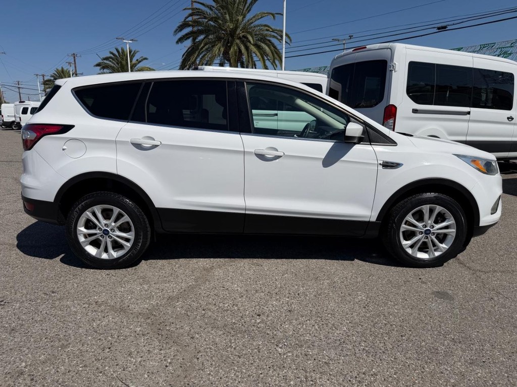 Ford Escape Vehicle Full-screen Gallery Image 05