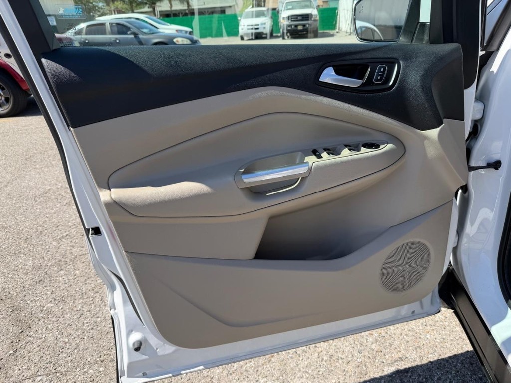 Ford Escape Vehicle Full-screen Gallery Image 15