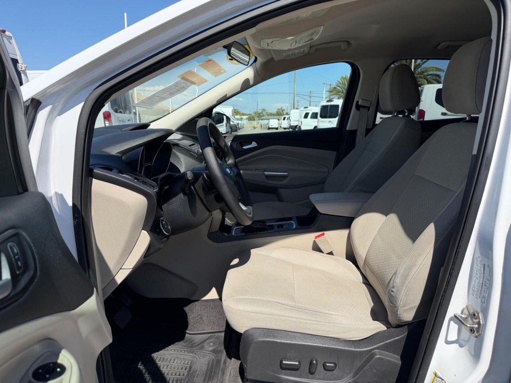 Ford Escape Vehicle Full-screen Gallery Image 17