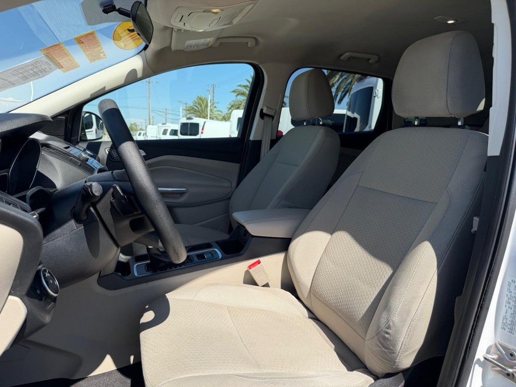 Ford Escape Vehicle Full-screen Gallery Image 18