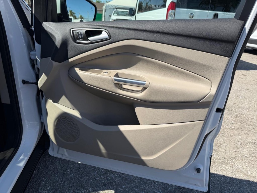 Ford Escape Vehicle Full-screen Gallery Image 19
