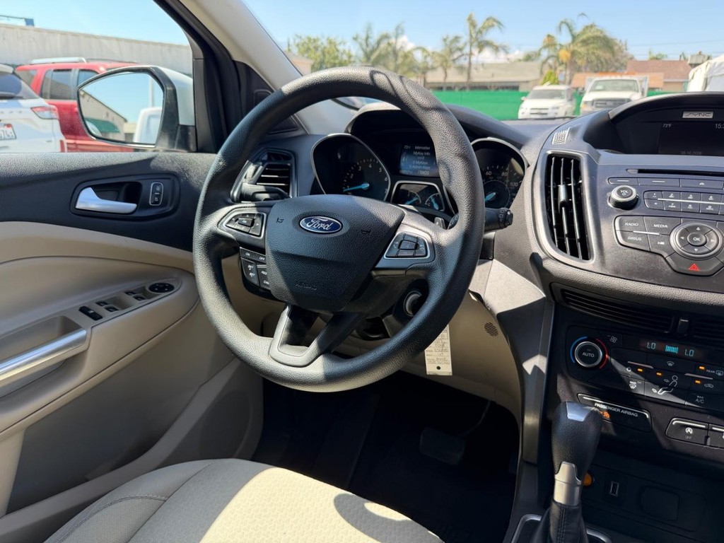 Ford Escape Vehicle Full-screen Gallery Image 24