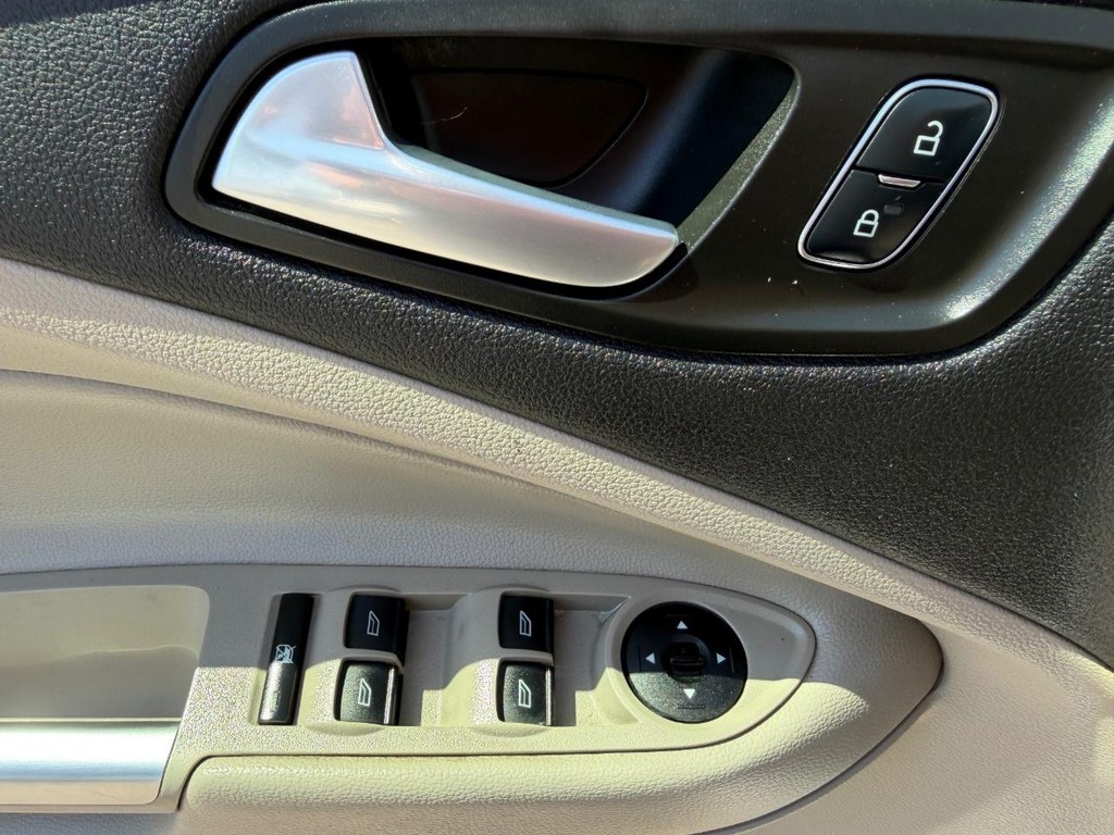 Ford Escape Vehicle Full-screen Gallery Image 29