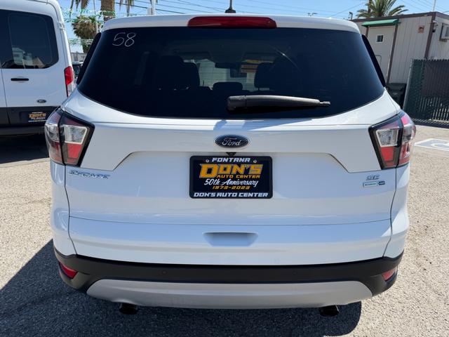 Ford Escape Vehicle Full-screen Gallery Image 11