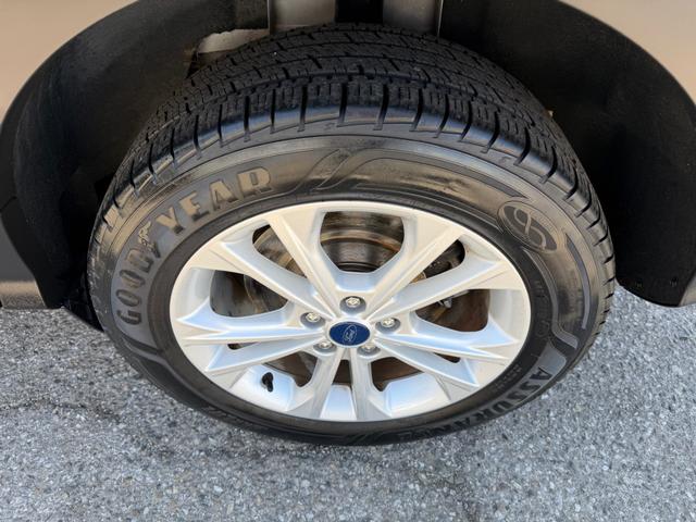 Ford Escape Vehicle Full-screen Gallery Image 16