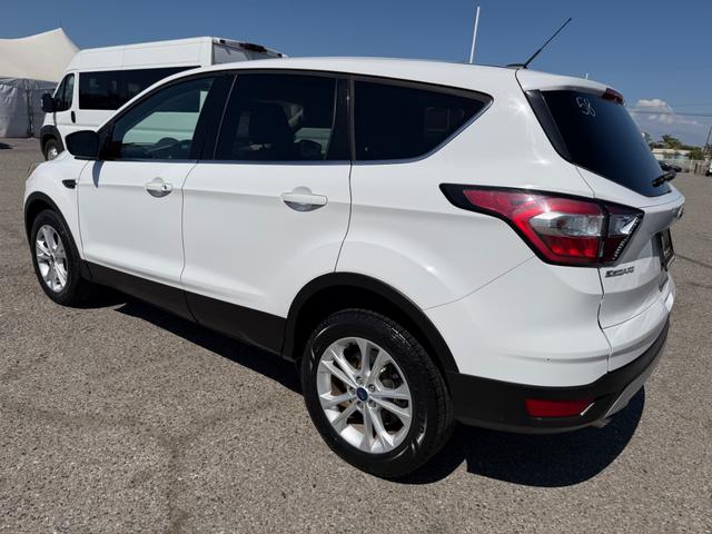 Ford Escape Vehicle Full-screen Gallery Image 17