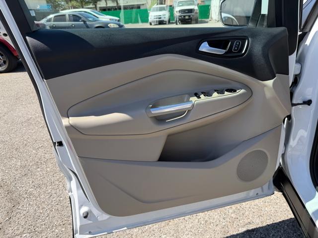 Ford Escape Vehicle Full-screen Gallery Image 20