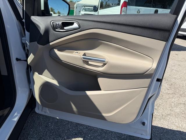 Ford Escape Vehicle Full-screen Gallery Image 24