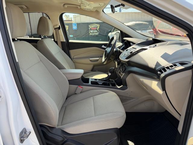 Ford Escape Vehicle Full-screen Gallery Image 26