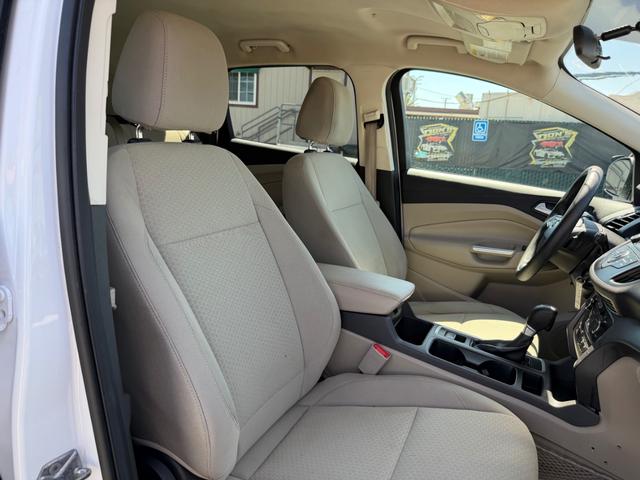 Ford Escape Vehicle Full-screen Gallery Image 27