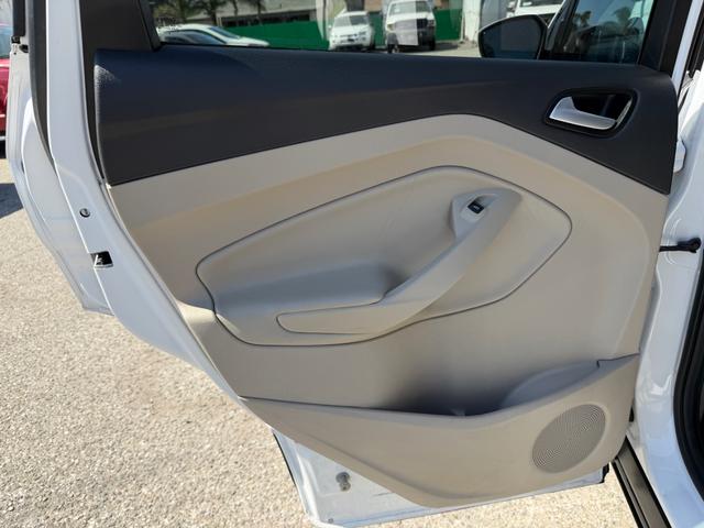Ford Escape Vehicle Full-screen Gallery Image 36