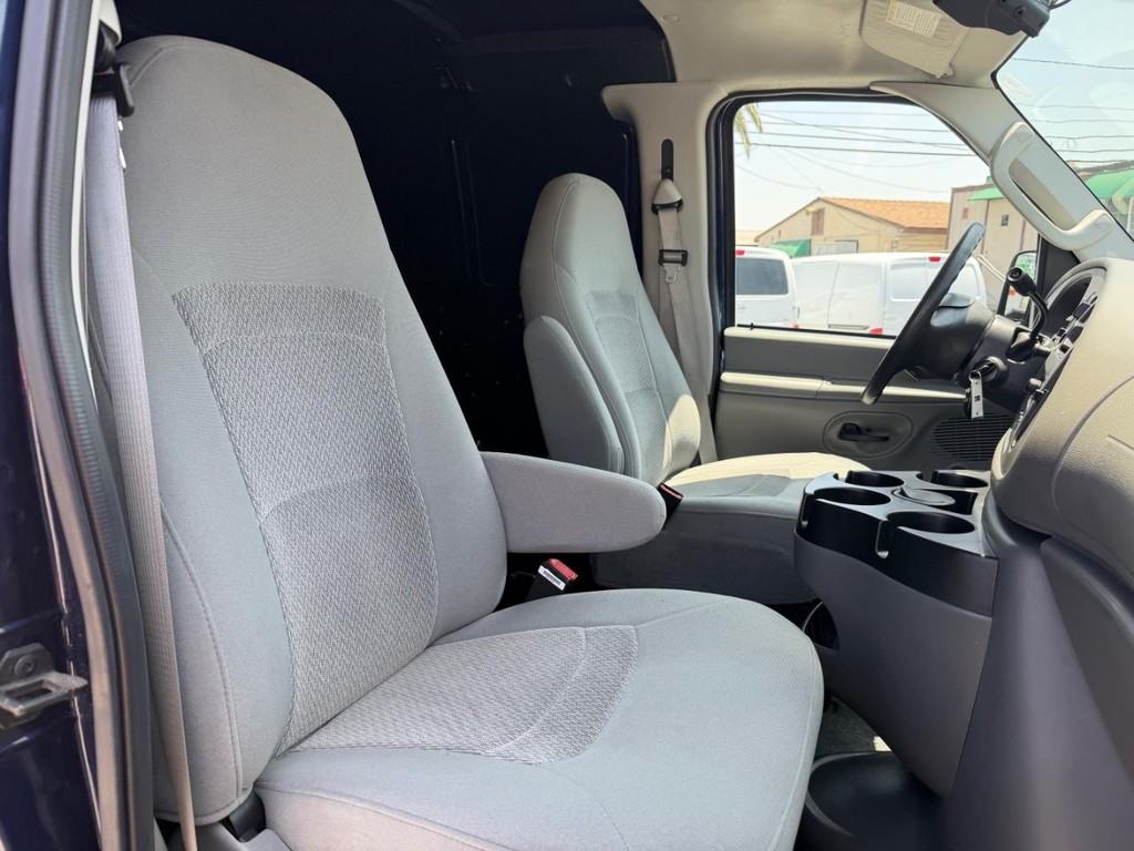 Ford E-150 Cargo Van Vehicle Full-screen Gallery Image 27