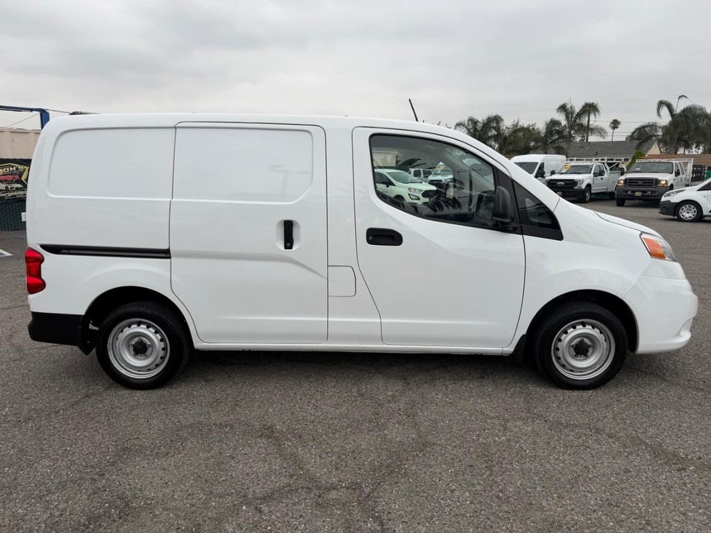 Nissan NV200 Vehicle Full-screen Gallery Image 06