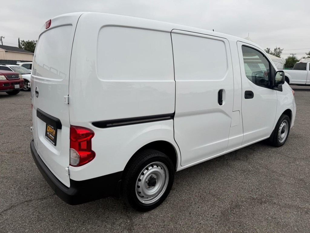 Nissan NV200 Vehicle Full-screen Gallery Image 07