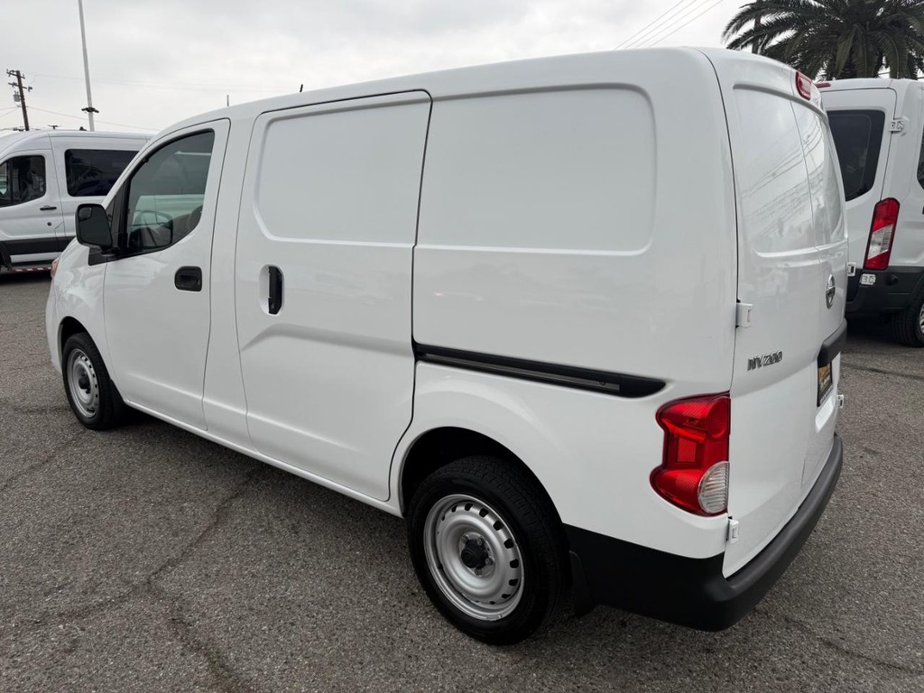 Nissan NV200 Vehicle Full-screen Gallery Image 09