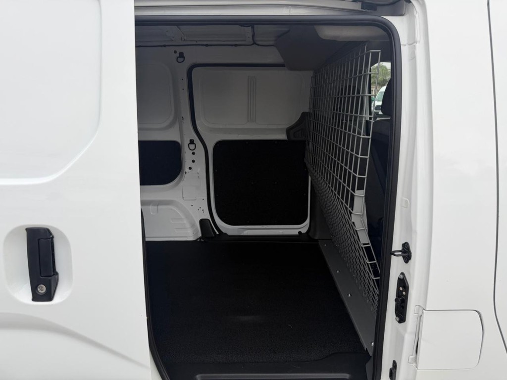 Nissan NV200 Vehicle Full-screen Gallery Image 18