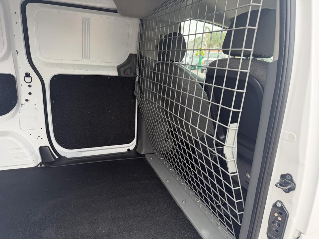 Nissan NV200 Vehicle Full-screen Gallery Image 19