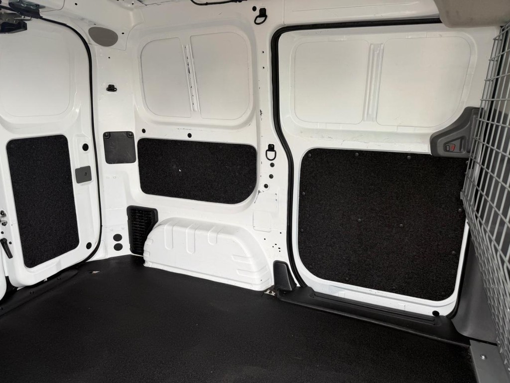 Nissan NV200 Vehicle Full-screen Gallery Image 20