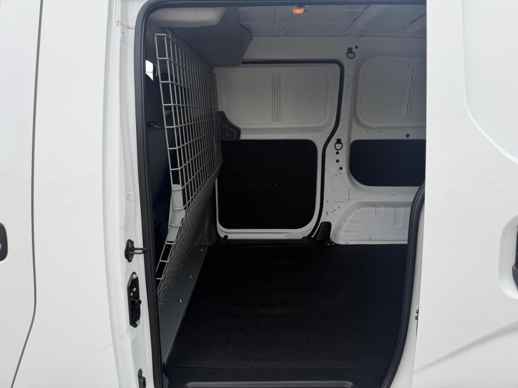 Nissan NV200 Vehicle Full-screen Gallery Image 21